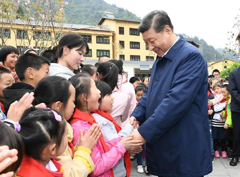 2019年4月15日，习近平总书记来到重庆市石柱土家族自治县中益乡小学看望老师和同学们，并同他们亲切交流。